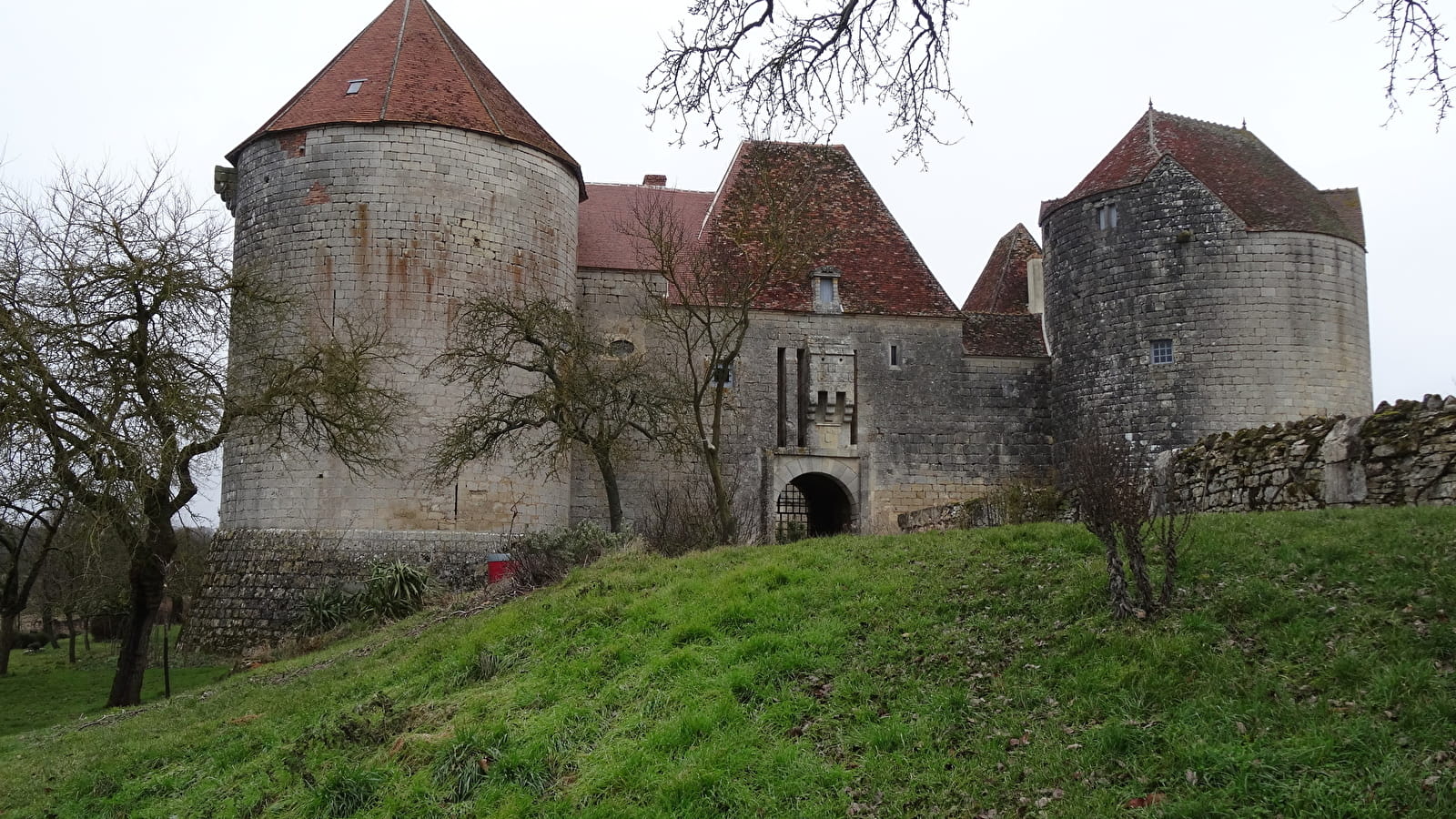 Près du château fort de La Motte Josserand